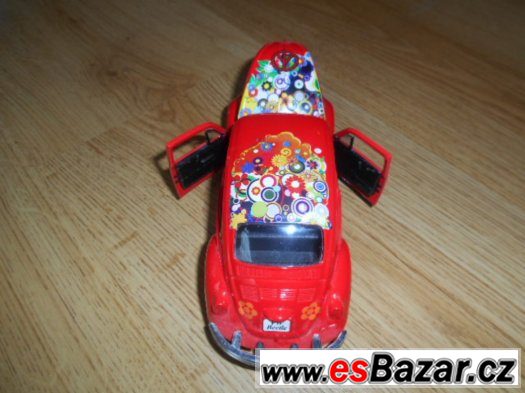 model auta Red Hippie VW Beetle