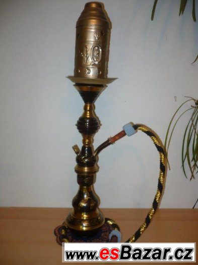 Vodní dýmka dovezena z Egypta. tabák