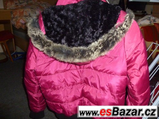 Prodám dívčí zimní bundu  s odepínací kapucí. vel 146