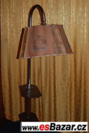 Starožitná celodřevěná lampa