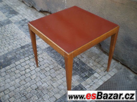 Dřevěný stolek s umakartovou deskou