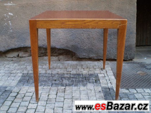 Dřevěný stolek s umakartovou deskou