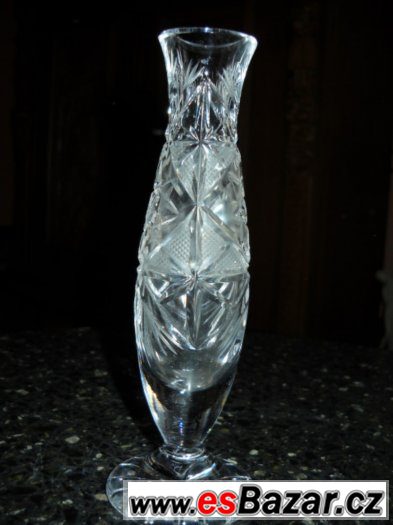 St.špičková křišťálová váza zdobená jemným brusem