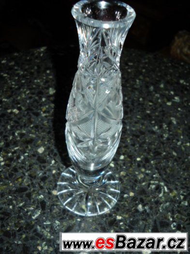 St.špičková křišťálová váza zdobená jemným brusem