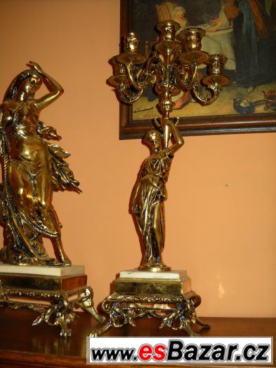 Luxusní bronzové figurální hodiny na mramoru se svícny TOP