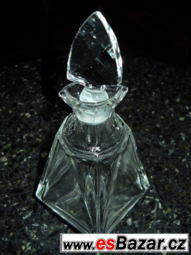 Star.skleněný flakon s broušenou zátkou výška:17cm Star.skleněný flakon s broušenou zátkou výška:17cm