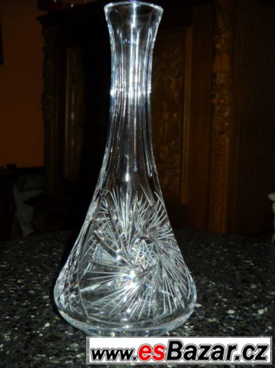 Luxusní křišťálová váza ve tvaru karafy, mistr.dílo Českých