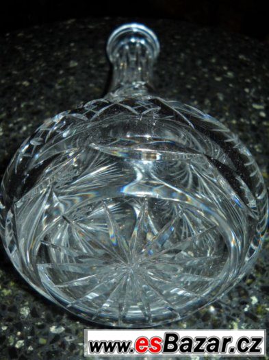 Luxusní křišťálová váza ve tvaru karafy, mistr.dílo Českých