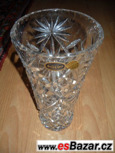Špičková křišťálová váza zdobená jemným brusem Značená Bohem