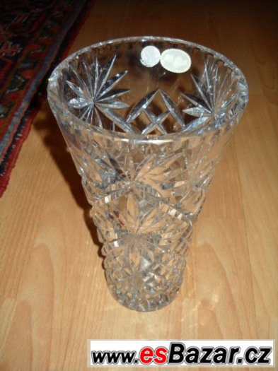 Špičková křišťálová váza zdobená jemným brusem Značená Bohem