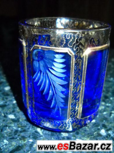 Star.úžasaná lištovaná sklenice zdobená jemným brusem, konec