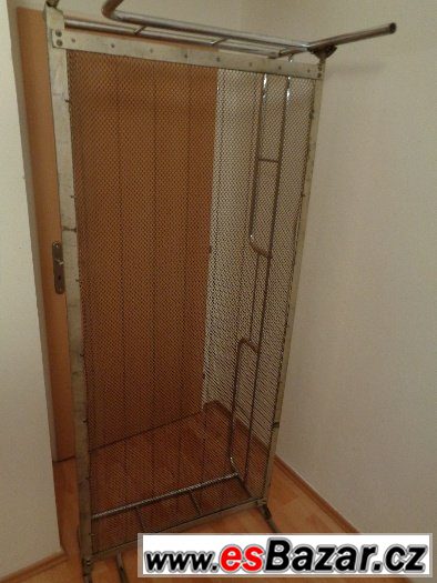 chromovaný gauč ,postel halabala , thonet?