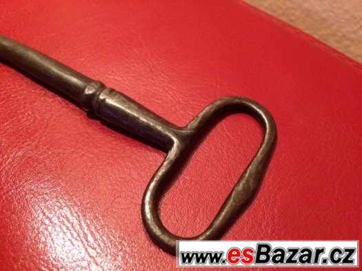 starozitný stary velky klíč 15 cm ručně kovaný