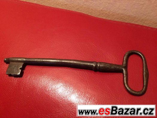 starozitný stary velky klíč 15 cm ručně kovaný