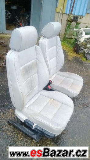 BMW e36 sedan přední sedadla bílá kůže