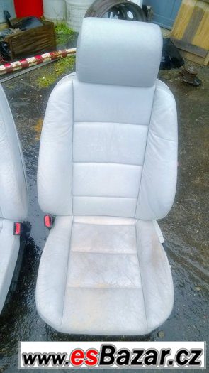 BMW e36 sedan přední sedadla bílá kůže