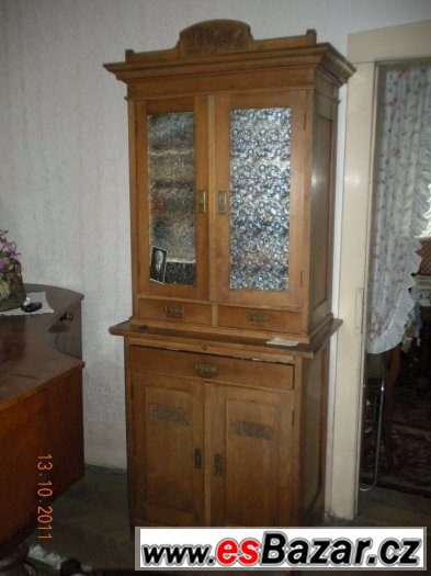 Prodám starožitný nábytek v dobrém v stavu z roku 1920.