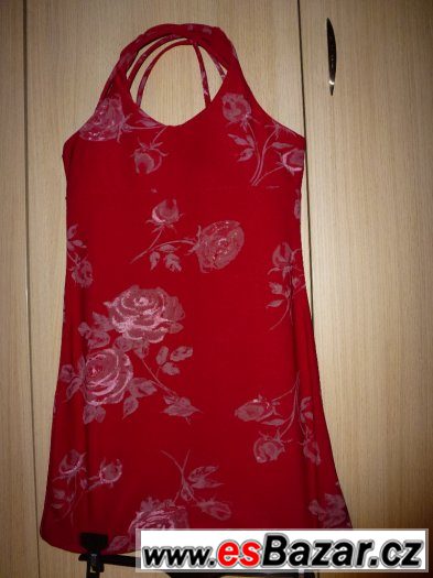 Červené úpletové šaty s pastelovými květy