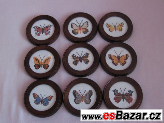 9 vyšívaných motýlků