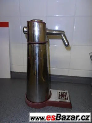 Výrobník šlehačky na bombičky.