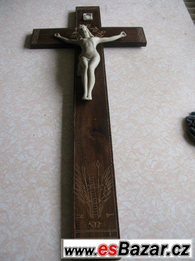 kříž dřevěný vyřezávaný