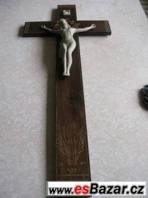 kříž dřevěný vyřezávaný