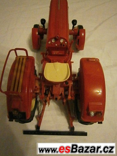 cerveny traktor na ovladani zn.Porsche diesel,plne funkcni,l