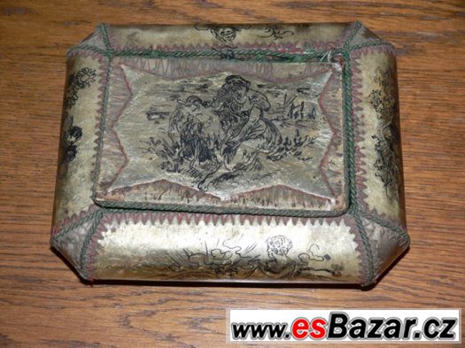 zajimava-sperkovnice-krasne-zdobena-v-dobrem-stavu