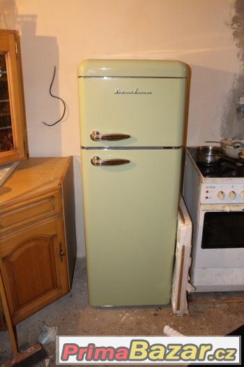retro lednice s mrazákem
