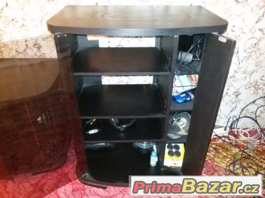 TV / Hifi skříňky (černé barvy) vysoká a nízká. TV / Hifi skříňky (černé barvy) vysoká a nízká.