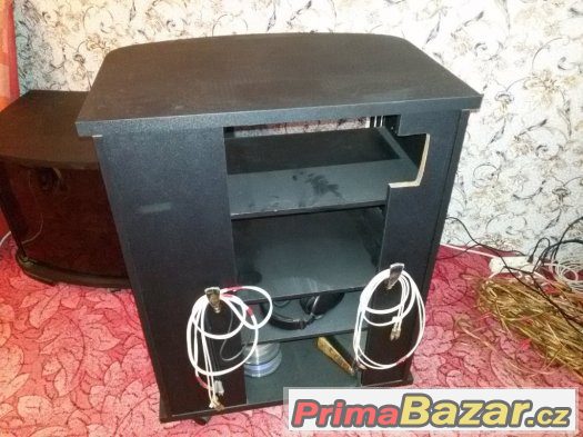 TV / Hifi skříňky (černé barvy) vysoká a nízká. TV / Hifi skříňky (černé barvy) vysoká a nízká.