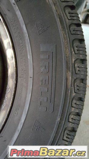 Pirelli zimní 215/70 R15 C vzorek 7mm, s disky jako nové. ci Pirelli zimní 215/70 R15 C vzorek 7mm, s disky jako nové. ci