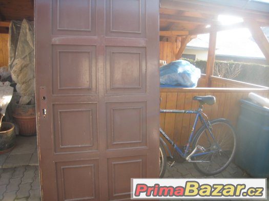Prodám použité dveře L vchodové dřevěné -dobrý stav
