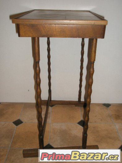 Starý dřevěný stolek