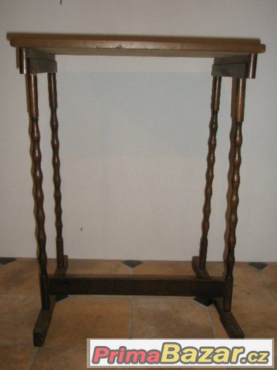 Starý dřevěný stolek