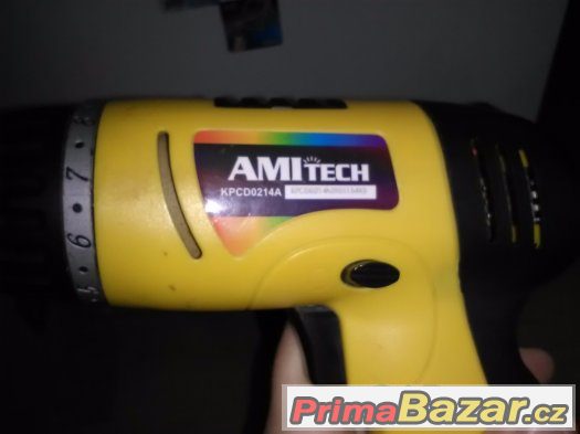 Aku šrobovák Amitech s nabíječkou a dvěma adaptéry bez aku.