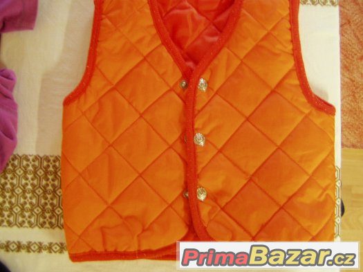 Oranžová prošívaná vesta vel. 92-98