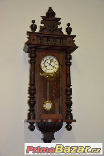 Starožitné řezbované hodiny Kienzle r1905-tmavé Starožitné řezbované hodiny Kienzle r1905-tmavé