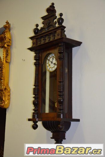 Starožitné řezbované hodiny Kienzle r1905-tmavé Starožitné řezbované hodiny Kienzle r1905-tmavé