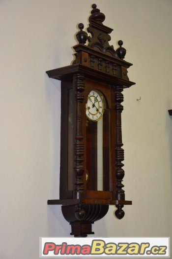 Starožitné řezbované hodiny Kienzle r1905-tmavé Starožitné řezbované hodiny Kienzle r1905-tmavé