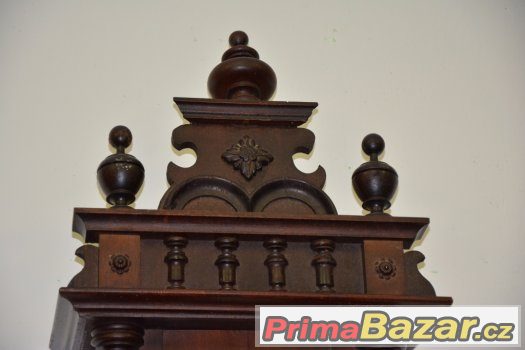 Starožitné řezbované hodiny Kienzle r1905-tmavé Starožitné řezbované hodiny Kienzle r1905-tmavé