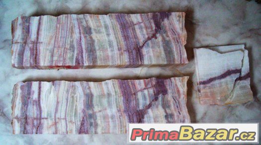 Zářivka, pergameny, pravítka, kladivo, žebřík a plošina Zářivka, pergameny, pravítka, kladivo, žebřík a plošina