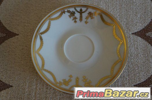 Porcelánový hrníček s podšálkem ve starém stylu Porcelánový hrníček s podšálkem ve starém stylu