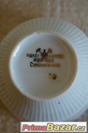 Porcelánový hrníček s podšálkem ve starém stylu Porcelánový hrníček s podšálkem ve starém stylu