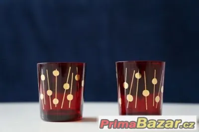 2 malé červené skleničky na likér