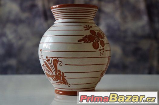 Keramická váza s lidovým motivem