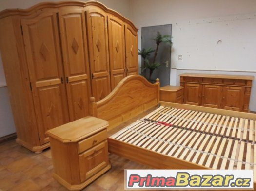 Masivní dřevěná kompletní ložnice selská. Medová barva