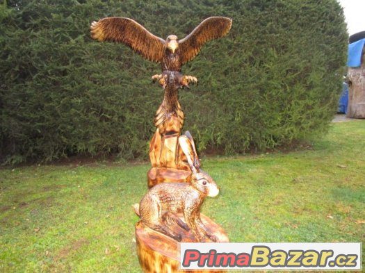 Dřevěná socha-Orel bělohlavý a zajíc