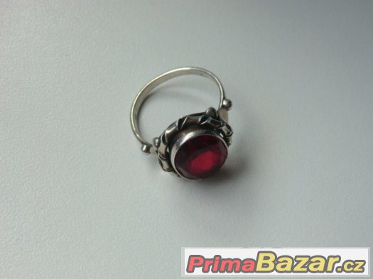 Prodám dámský starožitný prsten - červený granát