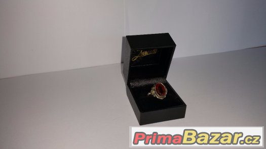 Prodám dámský starožitný prsten - červený granát